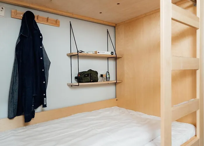 بيت شباب The Yard *